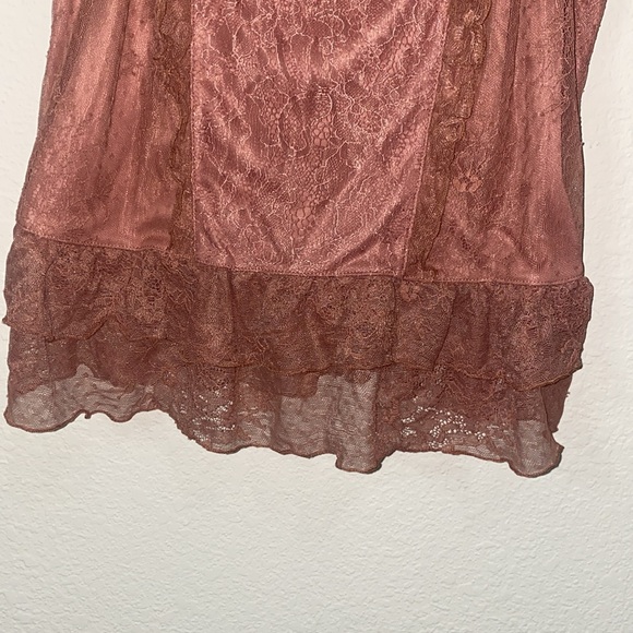 🎱Elegant Lace Sleeveless top! - Picture 3 of 10